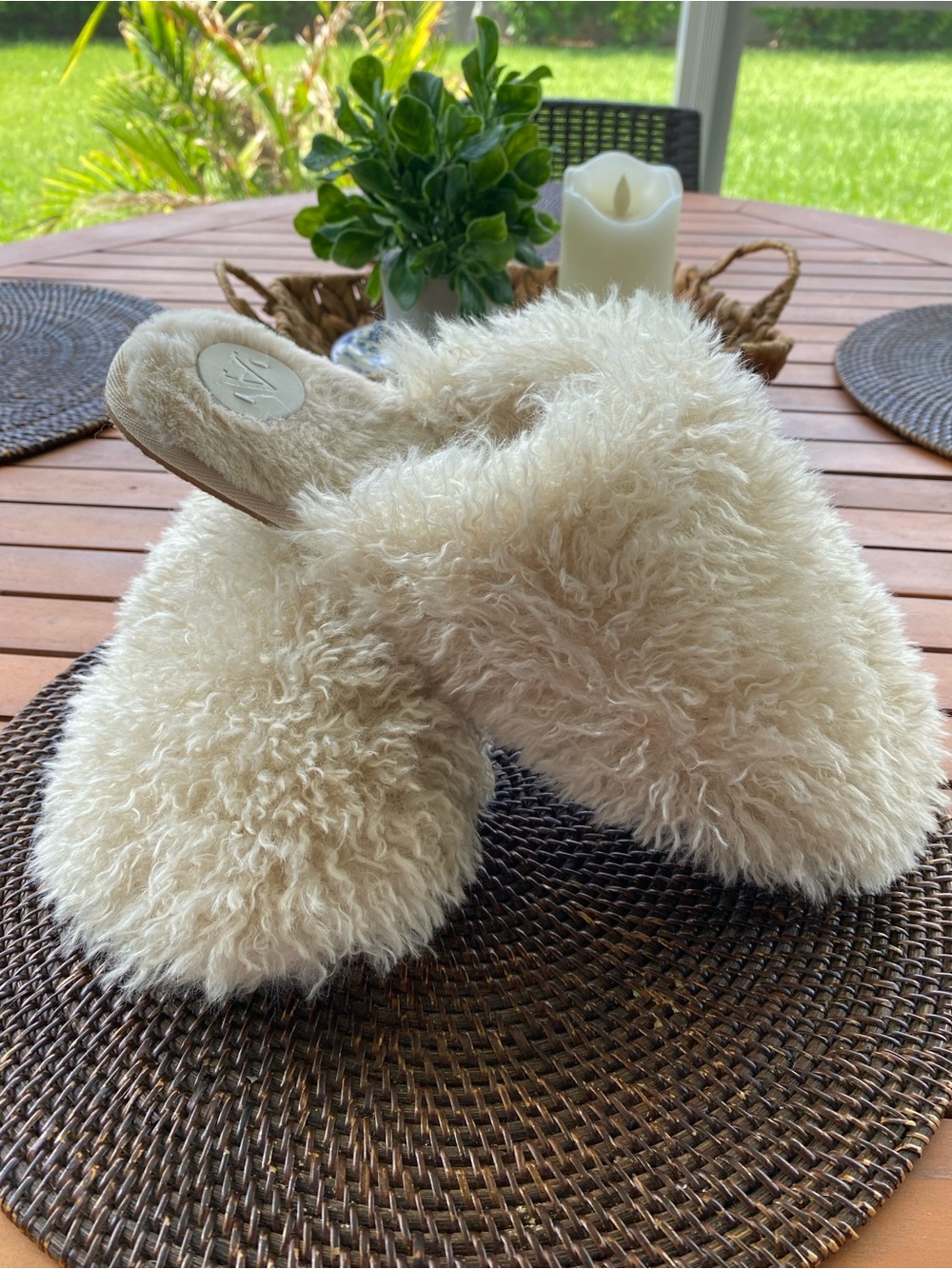 NWOT Anthropologie Fuzzy Slide Slippers in Cream size L/XL